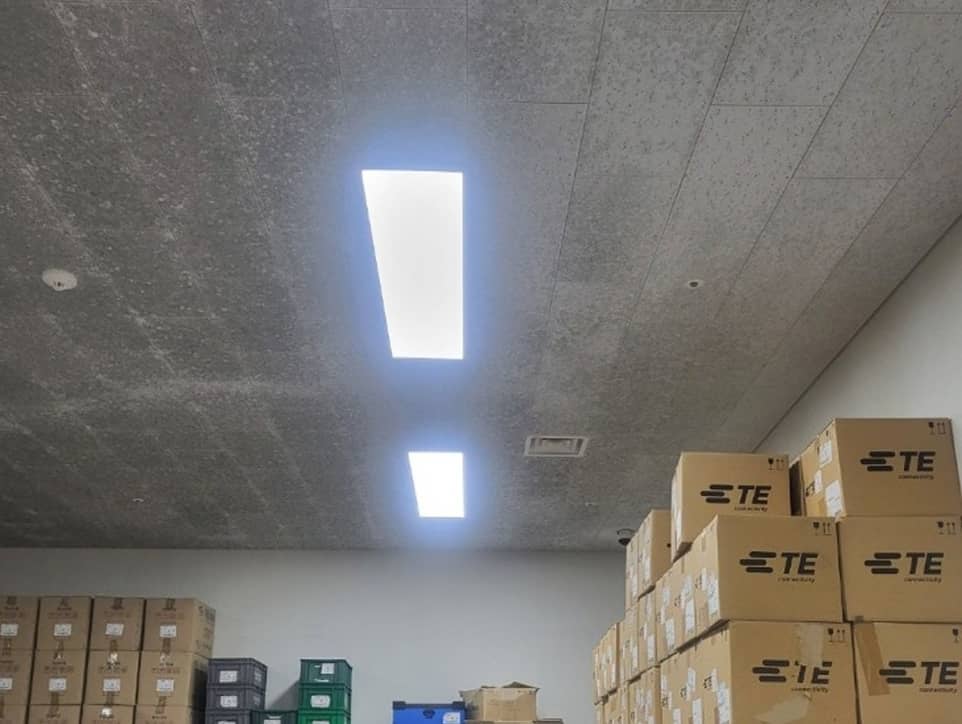 공장 자재창고 천장 텍스곰팡이제거 전 두번째사진