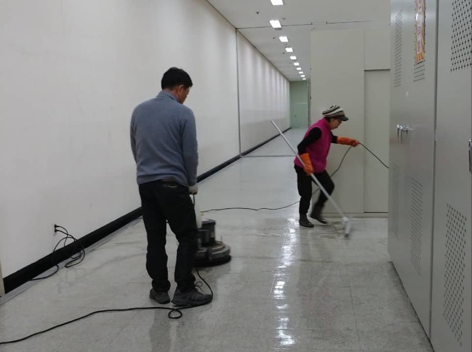 전기실 바닥오염제거 작업사진