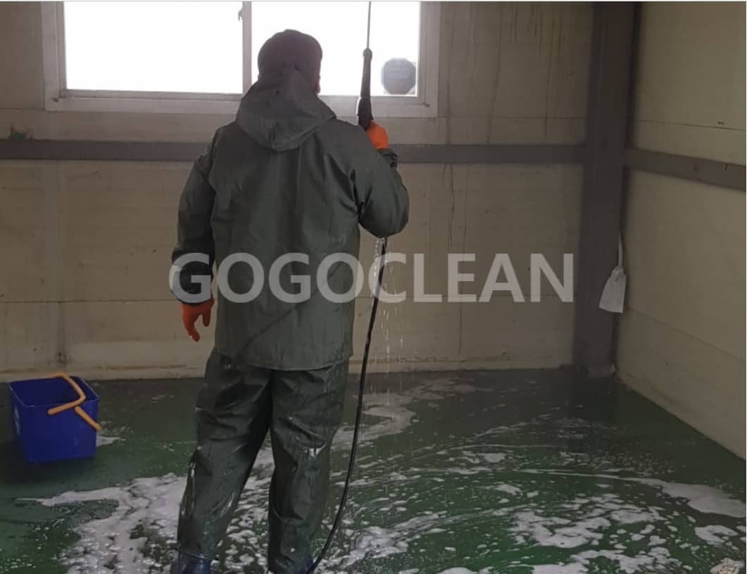 일산성석동 창고 벽면 고아물청소 작업