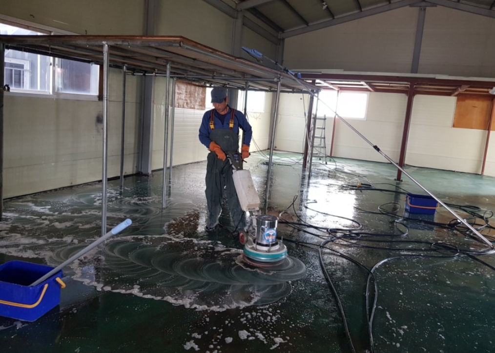 천장 벽면 마무리후 바닥청소 작업