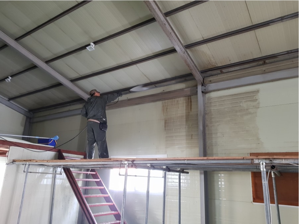 천장 벽면 기름때 먼지 오염 제거 물청소